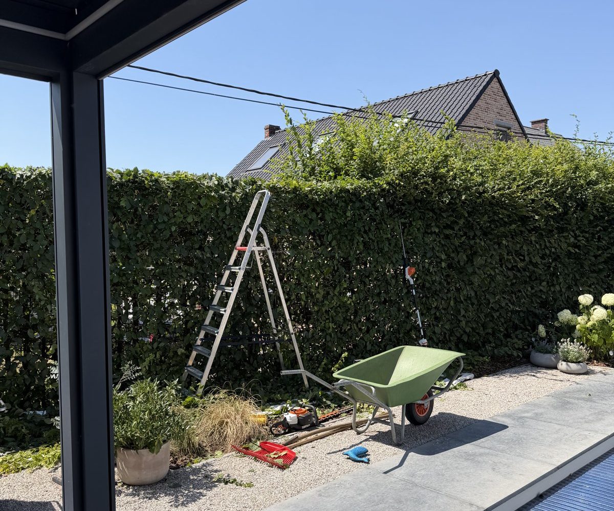 Aanleg van een border naast het terras